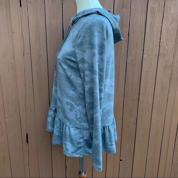 Jane and Delancey | Size Small NWT Grey Camo Hood Long Sleeve Top w/ Ruffle Hem - Picture 9 of 11